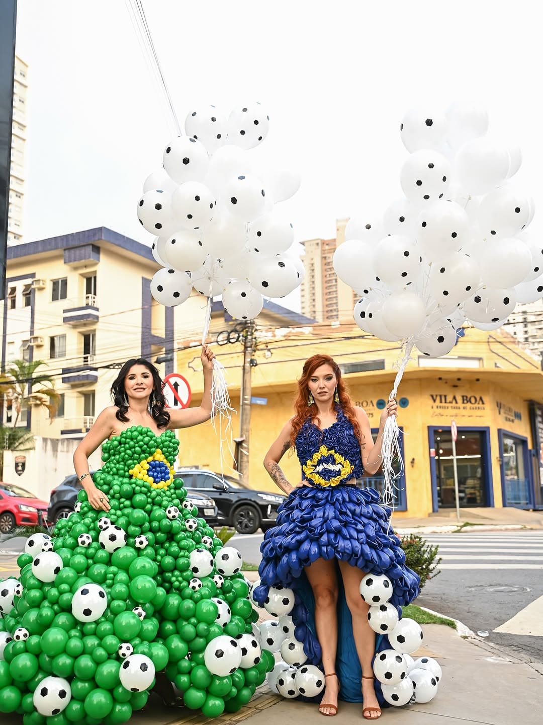 A dupla da Copa vestida de balão, na rua