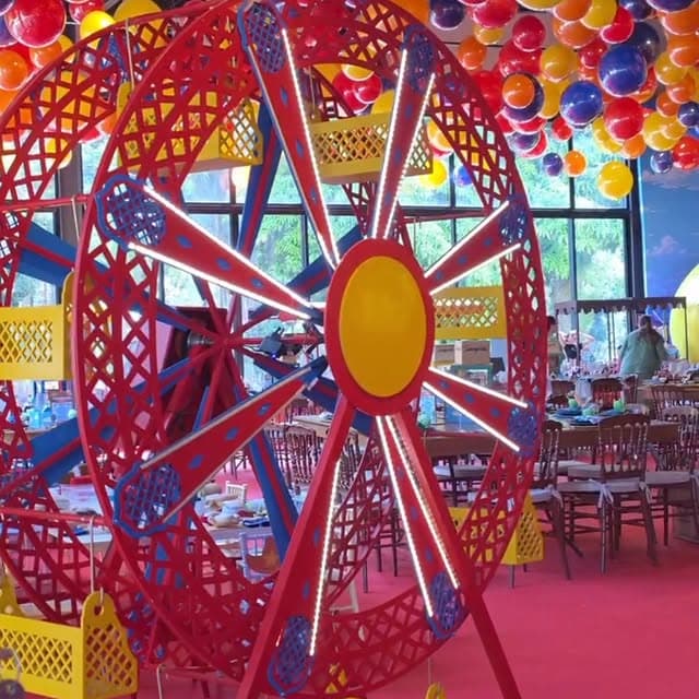 Circo com roda-gigante