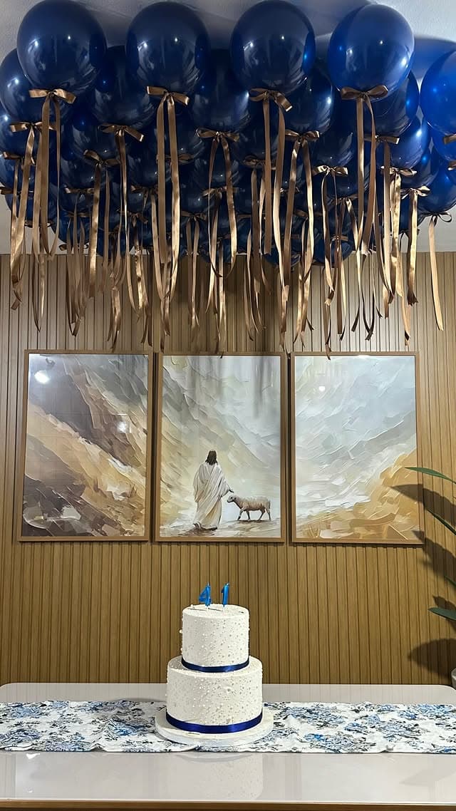Teto navy com laços — festa adulta elegante